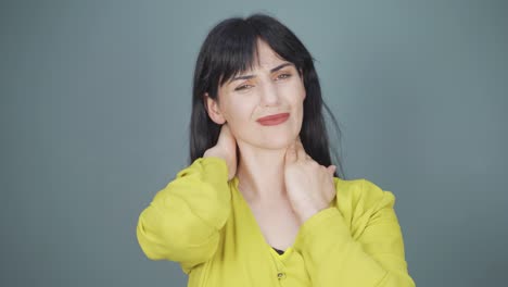 Woman-with-neck-pain.